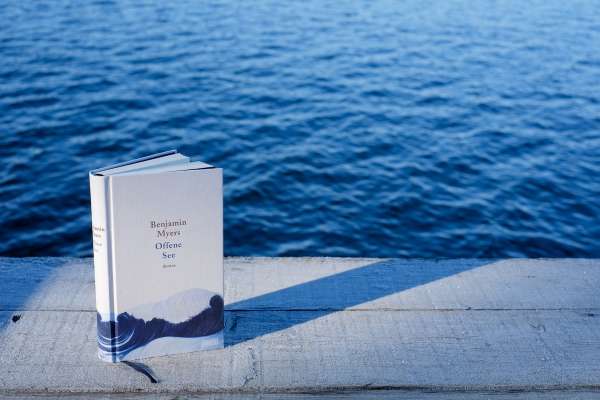 Offene See ein Buch, dass die Hoffnung in sich trägt.